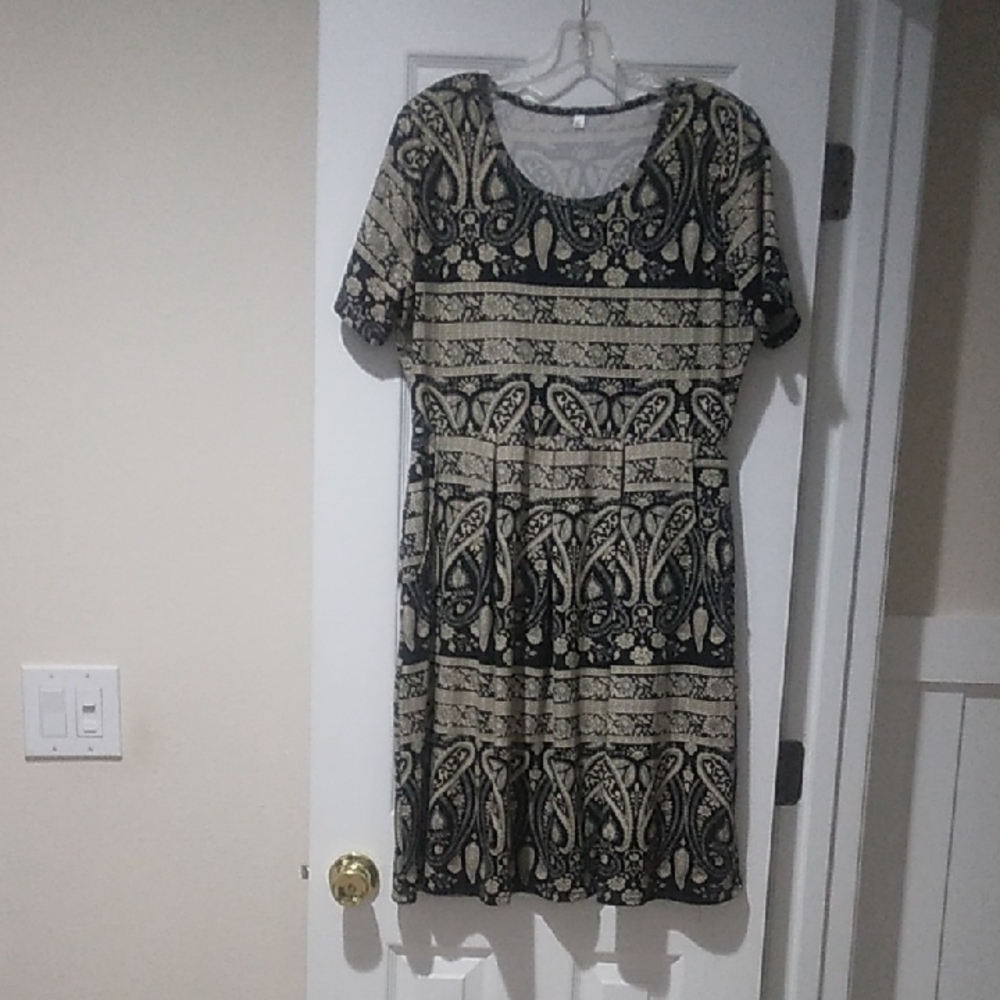 Elegant Black and Cream Paisley Dress